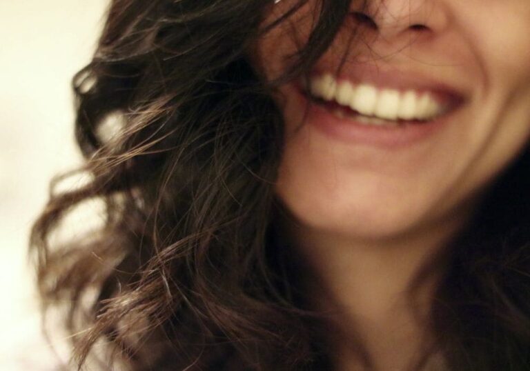 Sourire d'une femme heureuse