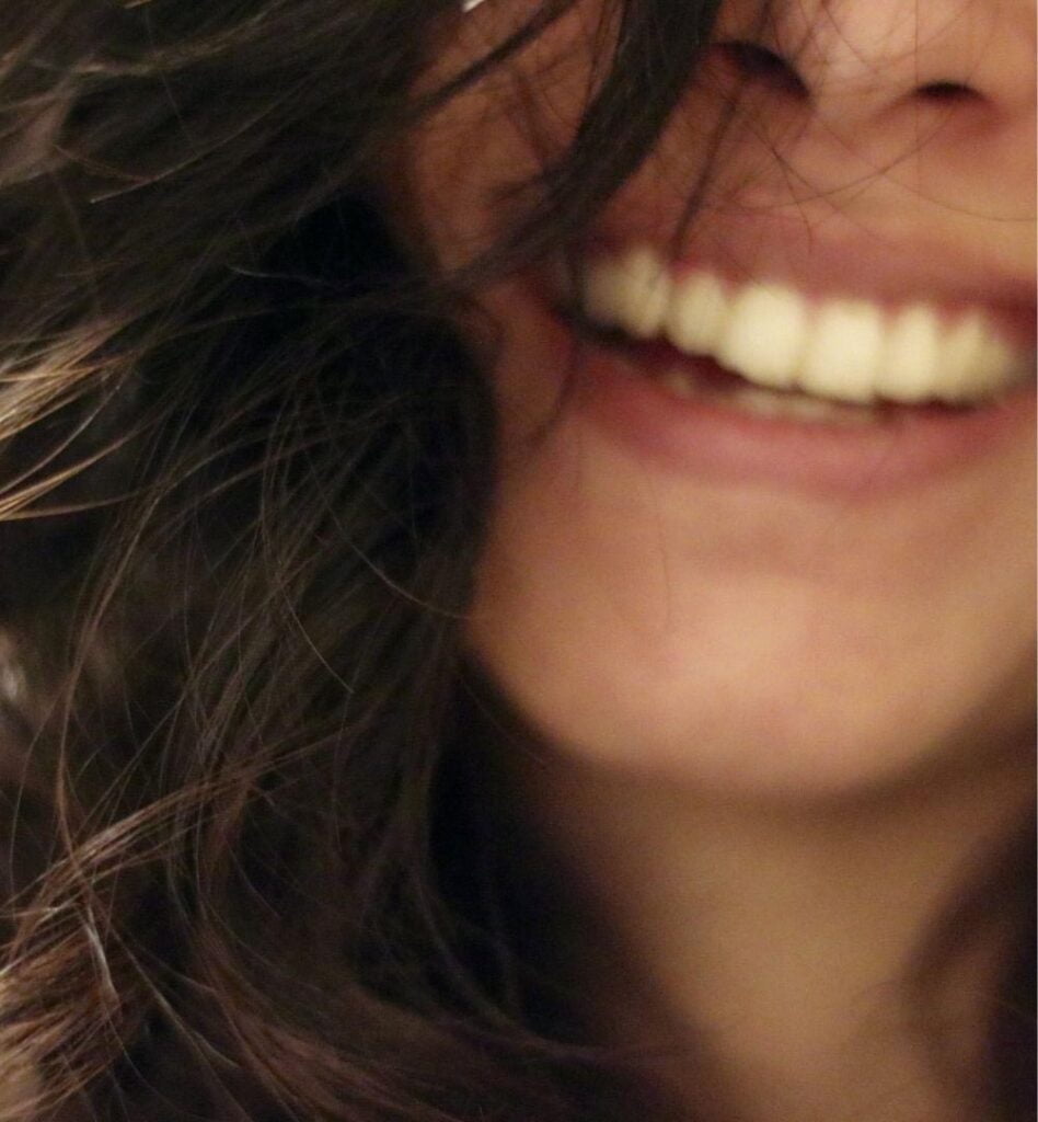 Sourire d'une femme brune