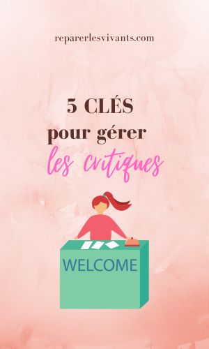 Hôtesse qui accueille la critique avec sourire