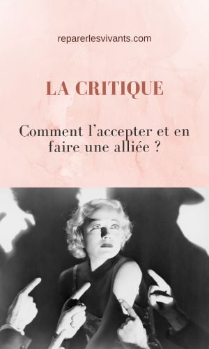 Artiste qui se fait pointer du doigt par la critique